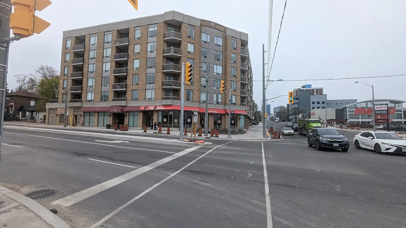East York — Intersection of Bayview and Eglinton, 2023 04 28 (52854132569)